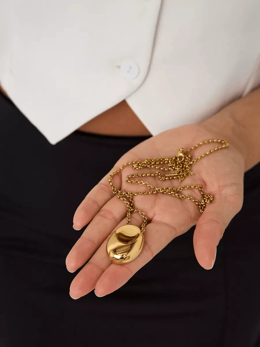 Élaine Pendant — Oval Elegance Necklace
